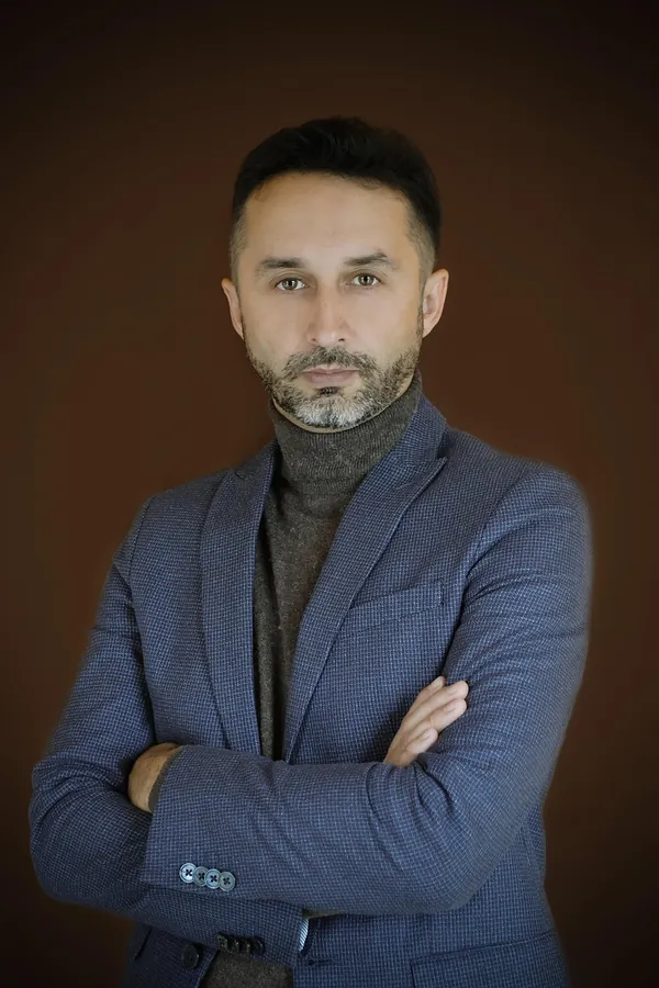 Lacivert Blazer ve Balıkçı Yaka